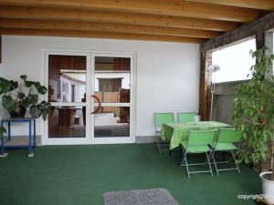 Habitación con mesa y sillas en el patio en Holiday Apartment Fewo II Fig View, en Speyer