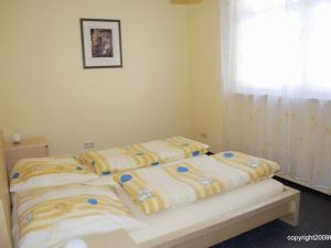 2 camas en un dormitorio con ventana en Holiday Apartment Fewo II Fig View, en Speyer