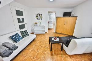 a living room with a white couch and a table at A Casa de Isaura in Camariñas