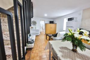 a living room with a couch and a table at A Casa de Isaura in Camariñas