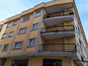 ein Apartmenthaus mit Balkonen und Fenstern in der Unterkunft Gran Piso en Viveiro con Parking Vista al mar in Viveiro