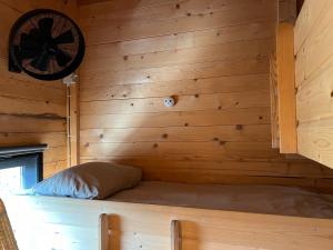 Ένα ή περισσότερα κρεβάτια σε δωμάτιο στο NEW - Private Cabin - on a lake near Amsterdam