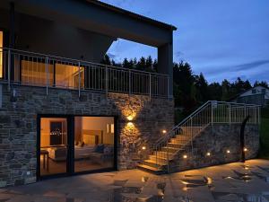 Casa de piedra con escalera y sofá en Greim15 --- Apartment mit Fernsicht und Pool 50m2 