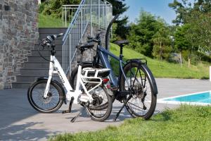 Una bicicleta está estacionada al lado de un edificio en Greim15 --- Apartment mit Fernsicht und Pool 50m2 