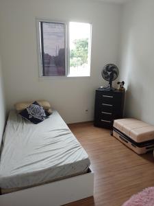 1 dormitorio con 1 cama, vestidor y ventana en Aconchego Hostel en Río de Janeiro