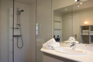 La salle de bains est pourvue d'un lavabo et d'une douche. dans l'établissement La Colline aux Fées propriété privée, à Yvoir