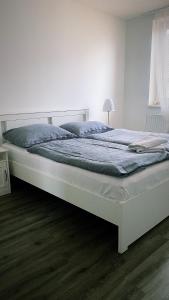 ein großes weißes Bett in einem weißen Zimmer in der Unterkunft Na domečku in Bořetice