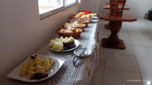 uma mesa com vários pratos de comida em Pousada Cactos em Chapada dos Guimarães