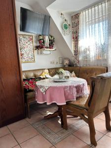 Haus Wessel في كولونيا: غرفة طعام مع طاولة وأريكة