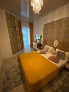 Un pat sau paturi într-o cameră la Kabi Apart - Zev Topaz