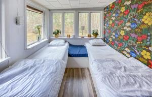 FjälkingeにあるAmazing Home In Fjälkinge With Wifiの花の壁画のある部屋のベッド2台