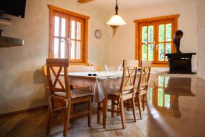 uma cozinha com uma mesa com cadeiras e um fogão em Ferienhaus für 4 Pers mit Kamin, Sauna, Balkon em Sonneberg