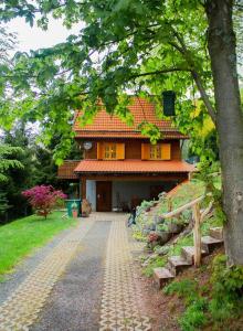 una casa con un sentiero di fronte di Ferienhaus für 4 Pers mit Kamin, Sauna, Balkon a Sonneberg