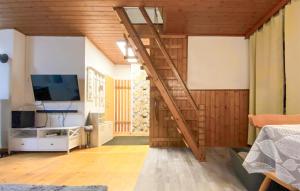 sala de estar con escalera y TV en Amazing Home In Friedberg With Kitchen, 