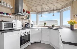 Kuchyň nebo kuchyňský kout v ubytování Holiday Home Bellevue Sydals Vi