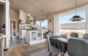 Kuchyň nebo kuchyňský kout v ubytování Holiday Home Bellevue Sydals Vi