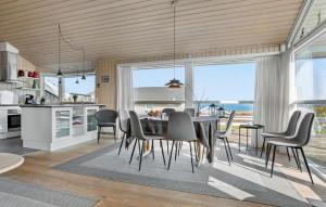 Kuchyň nebo kuchyňský kout v ubytování Holiday Home Bellevue Sydals Vi