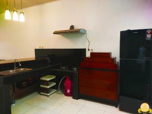 eine Küche mit einer Spüle und einer Arbeitsplatte in der Unterkunft Brand New 2Bedroom Villa Sanny Kesiman in Ketewel