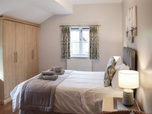een slaapkamer met een bed met handdoeken erop bij Glanllyn Lodge in Llanuwchllyn