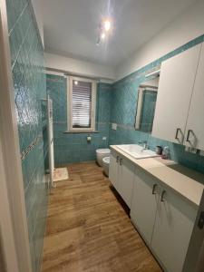 een badkamer met een toilet, een wastafel en een spiegel bij B&B Madonna Carradori in Offagna