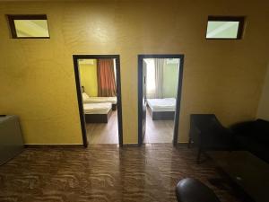 una stanza con due specchi e una camera con un letto di Express Hotel a Yerevan