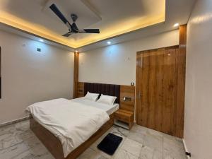 A bed or beds in a room at Vrindavan Garden