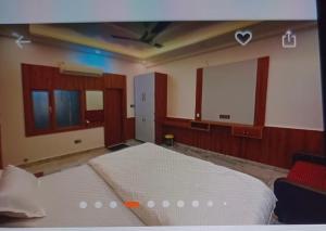 A bed or beds in a room at Vrindavan Garden