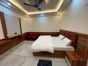 A bed or beds in a room at Vrindavan Garden