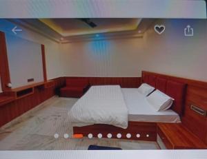 A bed or beds in a room at Vrindavan Garden