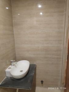 A bathroom at Vrindavan Garden