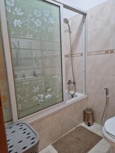 uma casa de banho com um chuveiro e um WC. em Aliança Refúgio à Beira-Mar em Praia