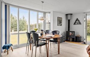 Posezení v ubytování 2 Bedroom Gorgeous Home In Hadsund