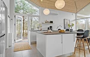 uma cozinha com armários brancos e um balcão em Lovely Home In Hadsund With Kitchen em Hadsund