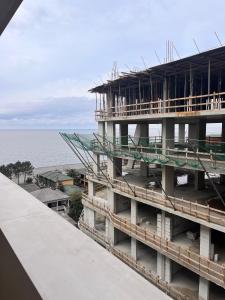 budowa budynku nad oceanem w obiekcie Zgvadaca Kvariati apartment w mieście Kvariati