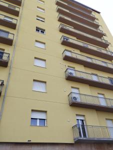 un immeuble d'appartements jaune avec balcon dans l'établissement Vento di Mare, à Trapani 37 autres photos