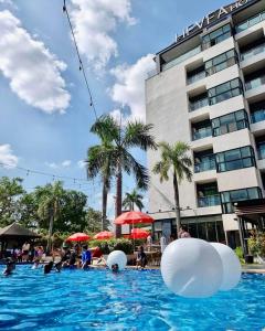 uma piscina com bolas na água em Hevea Hotel & Resort em Angeles