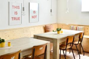 uma sala de jantar com duas mesas e cadeiras em HEMMET Simrishamns vandrarhem och B&B em Simrishamn