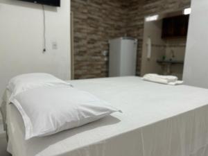 En eller flere senge i et værelse på Studio Executivo no Centro de Santarém -1 vaga Estacionamento, WIFI e Central de Ar