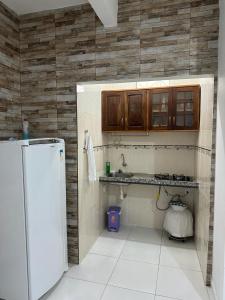 eine Küche mit Spüle und Kühlschrank in der Unterkunft Studio Executivo no Centro de Santarém - WIFI e Central de Ar in Santarém