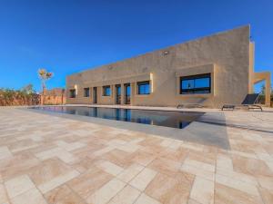 ein Haus mit einem Pool vor einem Haus in der Unterkunft Maison d'hôtes bon coin in Marrakesch