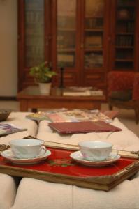 - un plateau avec deux tasses et des assiettes sur une table dans l'établissement Como era Antes, à Victoria