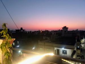 una vista de una ciudad de noche en Shri Homes, en Varanasi 15 fotos más