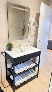 een badkamer met een wastafel en een spiegel bij Alojamientos Ribera del Tajo in Talavera de la Reina