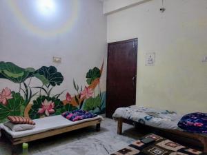 Tempat tidur dalam kamar di Shri Homes