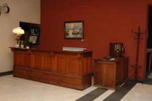 uma sala de tribunal com uma sala de tribunal de madeira em Como era Antes em Victoria