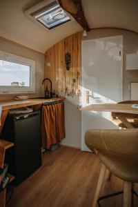 a kitchen with a sink and a counter top at Alpacosi Oase - Schlafen unter den Sternen in Zehdenick