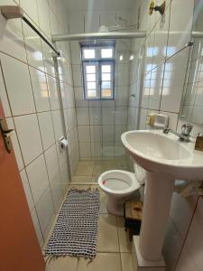 łazienka z umywalką i toaletą w obiekcie Pouso da Ermelinda w mieście Tiradentes