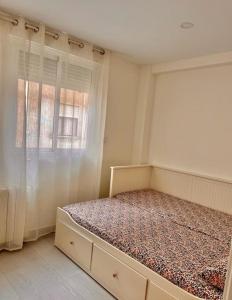 um quarto com uma cama e uma janela em Apartamento Cuidad Ciencias em Valência