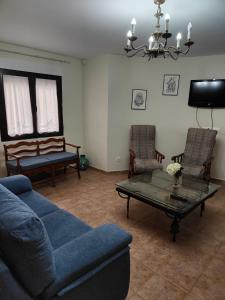sala de estar con sofá, mesa y sillas en Hotel la Hoja***, en Aldeadávila de la Ribera