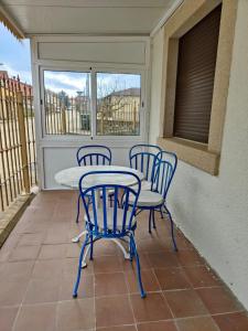 un patio con mesa y sillas en un porche en Hotel la Hoja***, en Aldeadávila de la Ribera